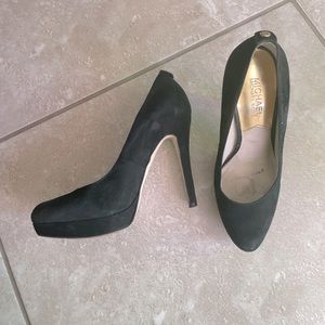 Michael Kors black pumps